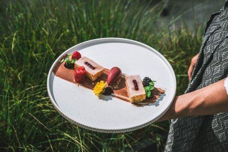 Zitronenkuchen mit marinierten Erdbeeren und Heidelbeersorbet