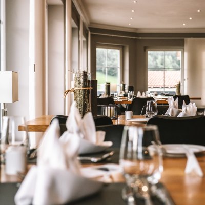 Im Restaurant des Panorama-Hotels genießen Gäste ihr Menü mit Bergblick.