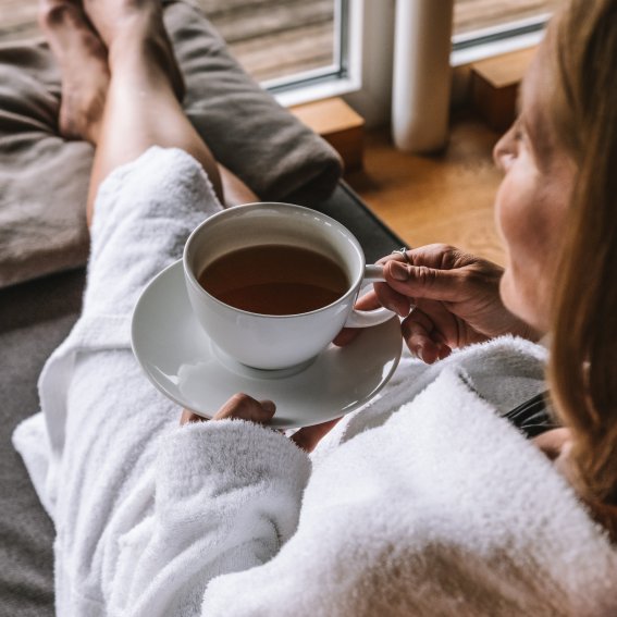 Fastengast trinkt Tee mit Blick auf den Natursee