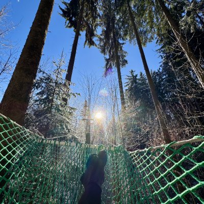 Schauspielerin Janina Picard fotografiert ihre Füße, während sie in der Waldhängematte liegt und die Wintersonne scheint.