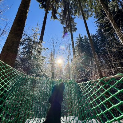 Schauspielerin Janina Picard fotografiert ihre Füße, während sie in der Waldhängematte liegt und die Wintersonne scheint.