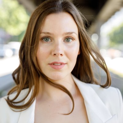Janina Picard ist eine deutsche Schauspielerin und Synchronsprecherin, die in Haubers Naturresort heilfastet.