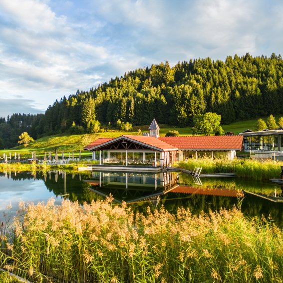 Der Spa-Bereich von Haubers Wellnesshotel liegt direkt am hoteleigenen Natursee in Oberstaufen.