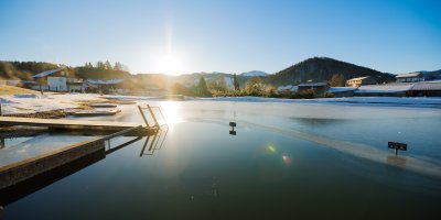 Über den Steg können Haubers Gäste auch im Winter im hoteleigenen Natursee baden, zum Beispiel nach der Sauna.