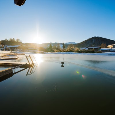 Über den Steg können Haubers Gäste auch im Winter im hoteleigenen Natursee baden, zum Beispiel nach der Sauna.