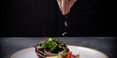 In einer halben Avocado richtet das Basenfasten-Hotel Tomatensalat mit Chicorré und frischen Kräutern an.