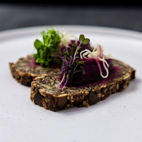 Das Saatenbrot mit Rote-Beete Aufstrich und Meerrettich wird von Haubers Küchenteam hausgemacht.