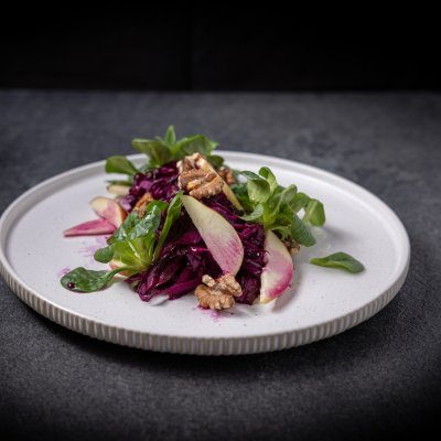 Als Mittagessen serviert Haubers Basenfasten-Hotel Rotkrautsalat mit Walnüssen und Zitronendressing.