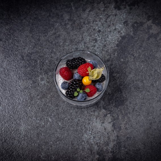 Der Chiapudding mit frischen Waldbeeren wird als frisches Dessert oder als Frühstück beim Basenfasten serviert.