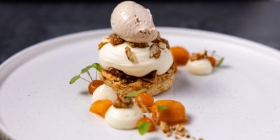 Das Winterdessert mit Creme, Aprikose und Walnuss schmeckt Gästen mit Haubers Pension nach dem Abendmenü.