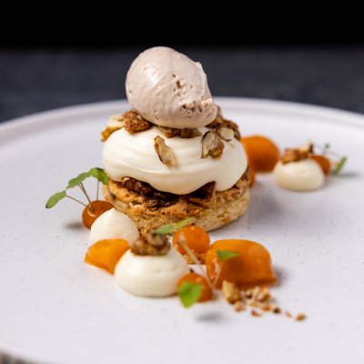 Das Winterdessert mit Creme, Aprikose und Walnuss schmeckt Gästen mit Haubers Pension nach dem Abendmenü.