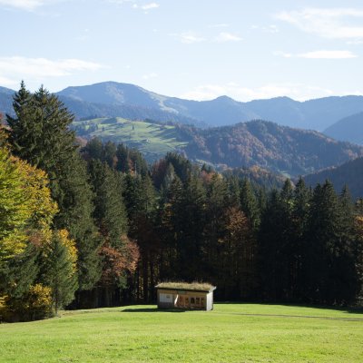 Von Haubers Schwalbennest auf 950 Metern überblicken Gäste das Bergpanorama von Oberstaufen.