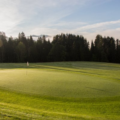 Im Golfhotel im Allgäu absolvieren Gäste ihre Platzreife auf dem Golfplatz Oberstaufen mit Direkteinstieg vom Hotel aus.