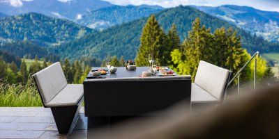 Der Blick aus Haubers Schwalbennest zeigt das Bergpanorama vor dem Haubers Gäste frühstücken können.