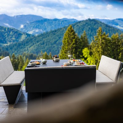 Der Blick aus Haubers Schwalbennest zeigt das Bergpanorama vor dem Haubers Gäste frühstücken können.