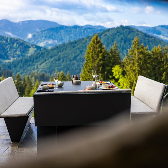 Der Blick aus Haubers Schwalbennest zeigt das Bergpanorama vor dem Haubers Gäste frühstücken können.