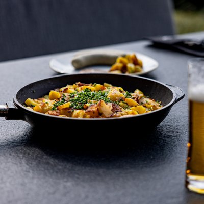 Bei Haubers Bergfrühstück am Schwalbennest serviert das Team deftige Bratkartoffeln, Weißwurst und Allgäuer Bier.