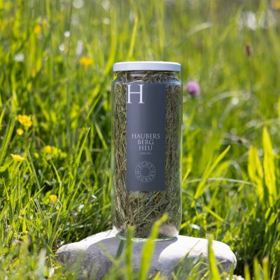 Das Haubers Therapieheu, das bei Wellnessanwendungen eingesetzt wird, können Gäste auch im Glas kaufen.