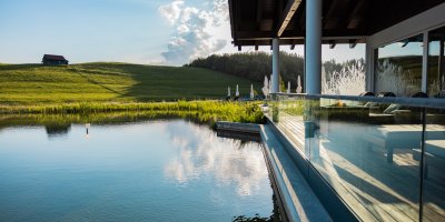 Auf die Liegeterrasse mit Blick auf Haubers Natursee gelangen die Gäste direkt aus dem Wellnessbereich des Wellnesshotels.