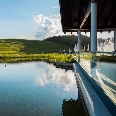 Auf die Liegeterrasse mit Blick auf Haubers Natursee gelangen die Gäste direkt aus dem Wellnessbereich des Wellnesshotels.