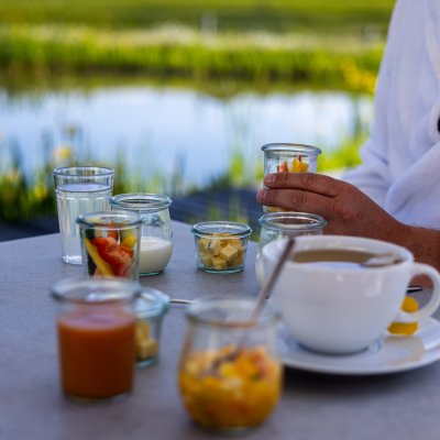 Frisches Obst, Gemüsesäfte und Tee stehen den Gästen am Vitalbuffet von Haubers Wellnesshotel im Allgäu zur Verfügung.