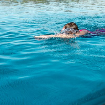 In Haubers Sportpool krault eine Schwimmerin während ihres Urlaubs in Haubers Wellnesshotel in Oberstaufen.