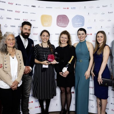 Eva Hauber umringt von den Kokurrenten um die Wellness Aphrodite 2025. Die besten drei Wellnesshotels in der Kategorie Signature Treatment; Credit: Mein Tophotel, Michelle Hirnsberger.