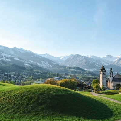 In Kitzbühel wurde 2025 die Auszeichnung Wellness Aphrodite verliehen. Eva Hauber und die Haubers Spa-Leiterin fuhren nach Kitzbühel, um an der Verleihung teilzunehmen.