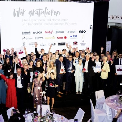 Eva Hauber unter den Gewinnern der Wellness Aphrodite 2025. Die Gewinner der Wellness Aphrodite Verleihung 2025 posieren für ein Gruppenbild; Credit: Mein Tophotel, Michelle Hirnsberger.