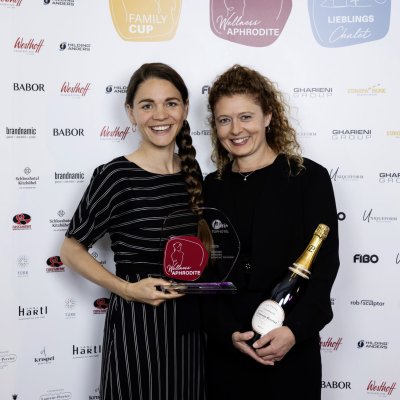 Eva Hauber und Manuela Schicht mit der Wellness Aphrodite für Haubers Heubad; Credit: Mein Tophotel, Michelle Hirnsberger.