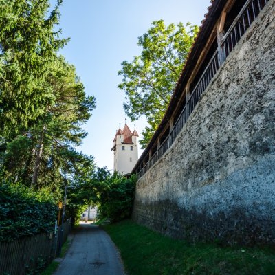 Fünfknopfturm und Stadtmauer von Kaufbeuren Ein Weg an der Stadtmauer von Kaufbeuren entlang führt zum Fünfknopfturm, fotografiert von Tobias Scheßl.