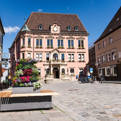 Rathaus Kaufbeuren Das Rathaus von Kaufbeuren vor sommerlich blühenden Pflanzkästen, fotografiert von Tobias Scheßl.