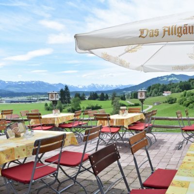 Panoramaterrasse des Burg-Cafés Werdenstein Auf der Panoramaterrasse des Burg-Cafés Werdenstein genießen Gäste den Blick auf Allgäuer Land.