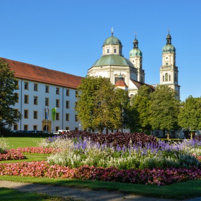 Basilika St. Lorenz und Hofgarten der Stadt Kempten Hinter dem Hofgarten der Stadt Kempten ragt die Kuppel und die beiden Türme der Basilika St. Lorenz in den Himmel.
