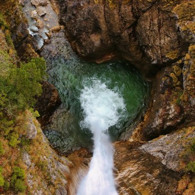 Blick in die Pöllatschlucht einen Wasserfall hinab, fotografiert von Andreas Schmidt.