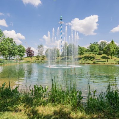 Parkanlage mit See im Skyline-Park und Allgäu-Flieger im Hintergrund © Allgäu Skyline Park.