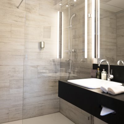 Badezimmer im Schwalbennest besticht durch helles und freundliches Design