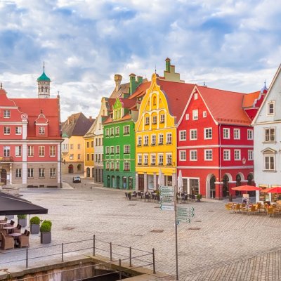 Bunte Häuser am Marktplatz von Memmingen im Allgäu.