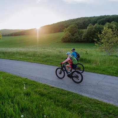 Ein sportliches Ehepaar fährt mit E-Bikes auf dem Radrundweg von Oberstaufen nach Sulzberg im Allgäu.