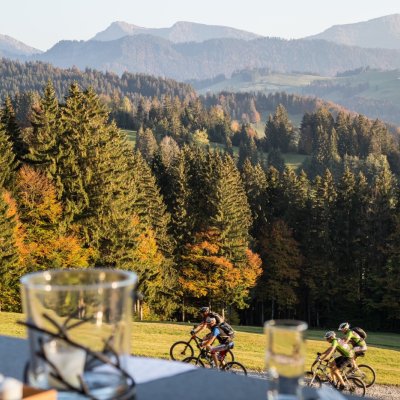 Eine Radtour nahe Oberstaufen führt an Haubers Schwalbennest vorbei, 950 Meter über Haubers Naturresort.
