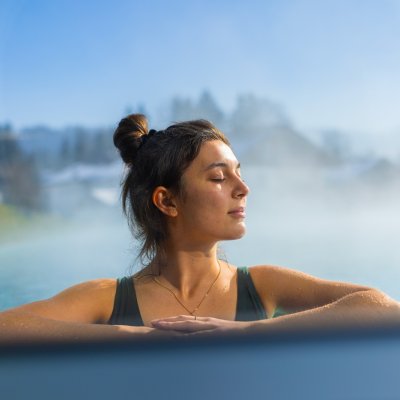 Enspannung während des Wellnessurlaubs im warmen Relaxpool im Haubers Naturresort.