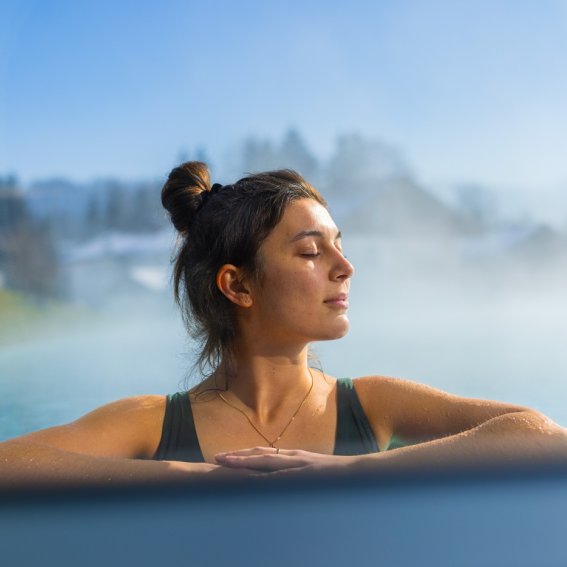 Enspannung während des Wellnessurlaubs im warmen Relaxpool im Haubers Naturresort.