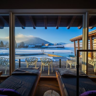 Blick auf den Haubers Natursee im Winter. Gefrorener, mit Schnee bedeckter Haubers Natursee im Winter.