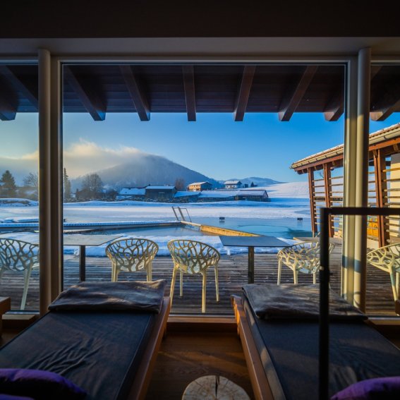 Gefrorener, mit Schnee bedeckter Haubers Natursee im Winter.