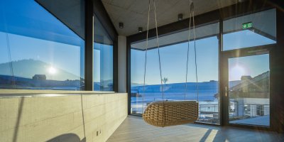 Schaukelbank im Haubers Naturresort mit Blick auf die Winterlandschaft. Eine kleine Schaukelbank im Haubers Naturresort mit Blick auf die verschneite Winterlandschaft.