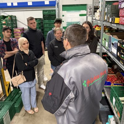 Auszubildende von Haubers Naturresort besuchen den Lieferant Früchte Frick, der mit Haubers Naturresort zusammenarbeitet.