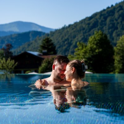 Pärchen im Relaxpool Mann und Frau genießen Zweisamkeit im Relaxpool
