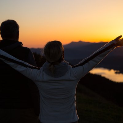 Gäste genießen am Gipfel den Sonnenaufgang.