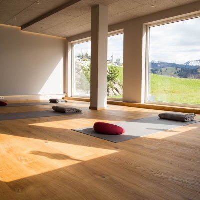 Die Yogakurse finden entweder in den Yogaräumen von Haubers Naturresort oder bei gutem Wetter im Freien statt.