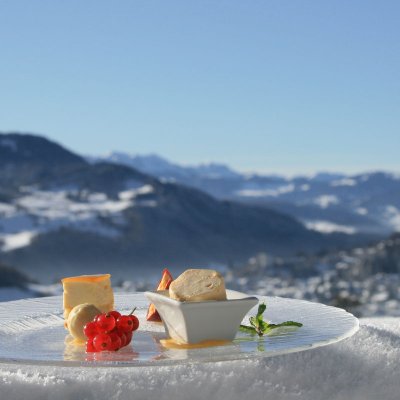 Angerichtetes Dessert beim Genuss-Event Gourmet im Schnee von Haubers Naturresort.